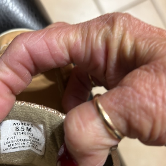 SPERRY’s womans size  8.5 medium. Tan with gold accents - Picture 8 of 8